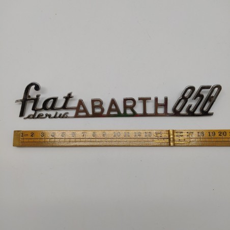 Fregio Fiat Abarth 850 in metallo l. 19 cm. Punti di ossidazione