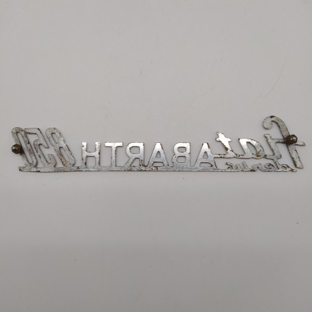Fregio Fiat Abarth 850 in metallo l. 19 cm. Punti di ossidazione