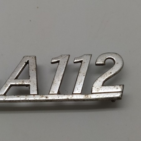 Fregio Autobianchi A 112 in metallo con segni di ossidazione