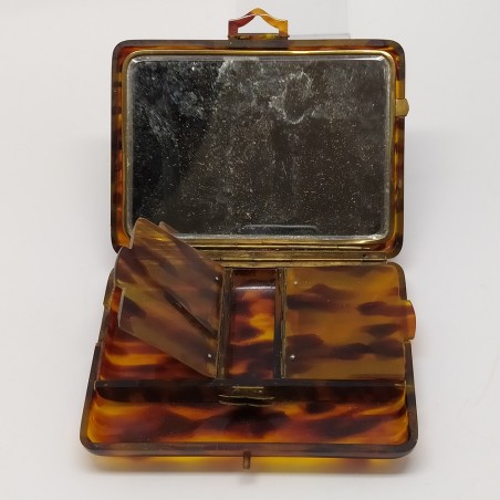 Trousse in tartaruga con specchietto, tre vani chiusi. Graffi leggeri