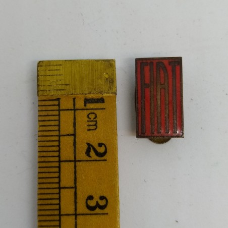 Spillino per giacca Fiat in metallo con smalto rosso da collezione. Ossidazione
