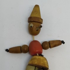 Pinocchio in legno snodato con anima in elastico. Colori sbiaditi e macchie 2