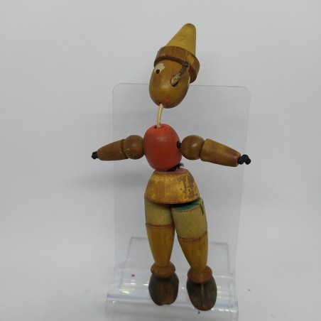 Pinocchio in legno snodato con anima in elastico. Colori sbiaditi e macchie