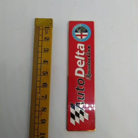 Fregio adesivo Alfa Romeo Delta Squadra corse in metallo smaltato. Buono