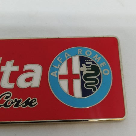 Fregio adesivo Alfa Romeo Delta Squadra corse in metallo smaltato. Buono