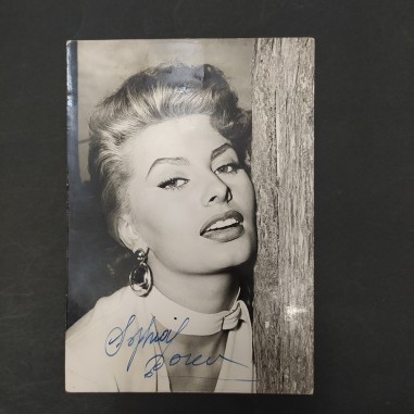 Cartolina affrancata con autografo di Sofia Loren. Piega e ingiallimento