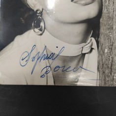 Cartolina affrancata con autografo di Sofia Loren. Piega e ingiallimento 2