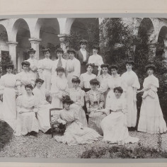 Fotografia di ragazze dello studio fotografico Orlandini di Modena datata 1906 2