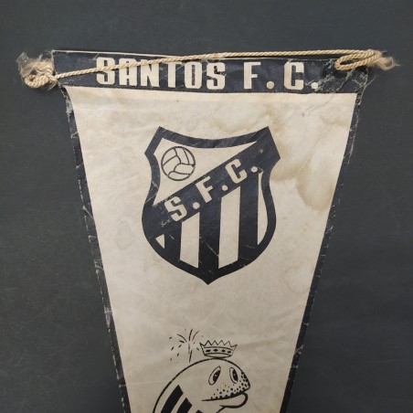 Gagliardetto triangolare di Santos Foolball Club in tessuto. Macchie
