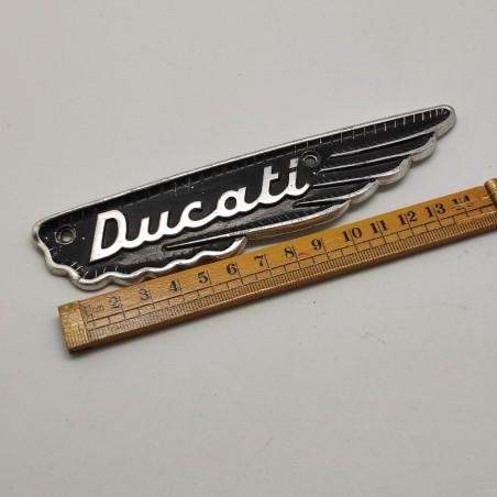 Fregio sinistro serbatoio moto Ducati a forma di ala nero. Piccoli graffi