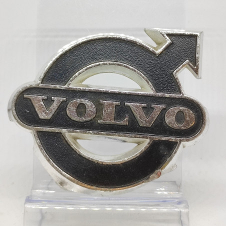 Fregio per auto Volvo in metallo con vistose ammaccature