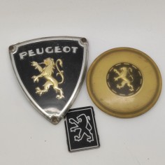 Lotto di 3 fregi auto Peugeot di varie dimensioni. Graffi e parti offuscate 2
