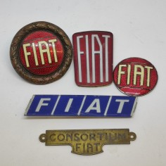Lotto di 5 fregi automobili Fiat in varie dimensioni. Segni di ossidazione 2