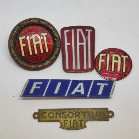 Lotto di 5 fregi automobili Fiat in varie dimensioni. Segni di ossidazione