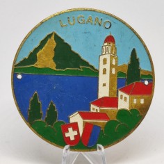 Placca smaltata di Lugano rotonda con graffi e fori di affissione