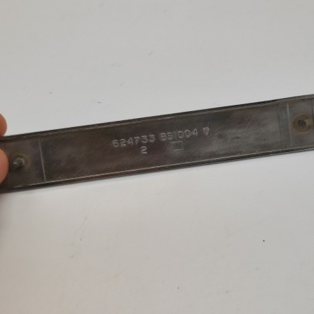 Fregio automobilistico Triumph Spitfire IV. Graffi, un solo perno presente