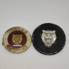 Lotto di 2 fregi automobilistici Jaguar con logo del giaguaro. Graffi 2