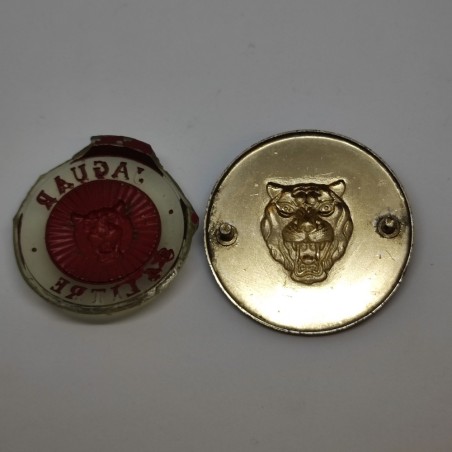 Lotto di 2 fregi automobilistici Jaguar con logo del giaguaro. Graffi