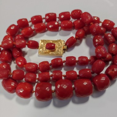 Collana in barilotti di corallo rosso, periodo anni 60 fermaglio in oro