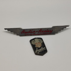 Lotto di 2 fregi Austin Healey in metallo e plastica. Graffi e scrostature 2