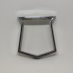 Cornice per fregio automobilistico di Renault Dauphine. Segni di ossidazione