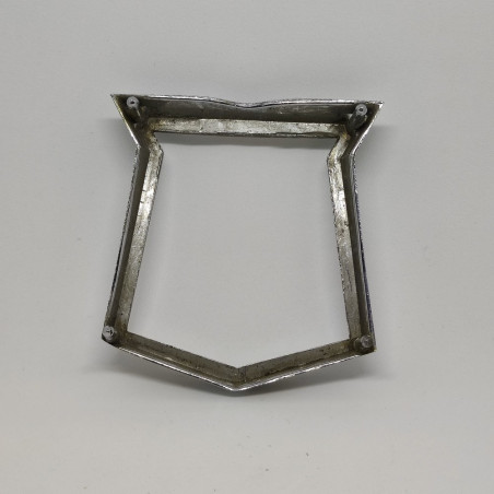 Cornice per fregio automobilistico di Renault Dauphine. Segni di ossidazione