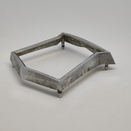 Cornice per fregio automobilistico di Renault Dauphine. Segni di ossidazione