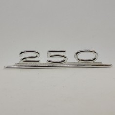 Fregio automobilistico Mercedes 250 con perni di fissaggio. Buono