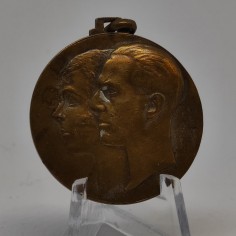 Medaglia celebrativa del matrimonio Umberto e Maria di Savoia 1930. Ossidazione 2