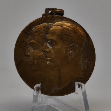 Medaglia celebrativa del matrimonio Umberto e Maria di Savoia 1930. Ossidazione