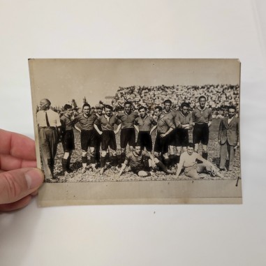 Fotografia della squadra di calcio Bologna campione d'Italia 1925. Segno a penna