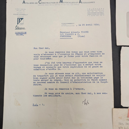 Lotto di 14 documenti Vespa e buste varie, anni '50-'60. Strappi