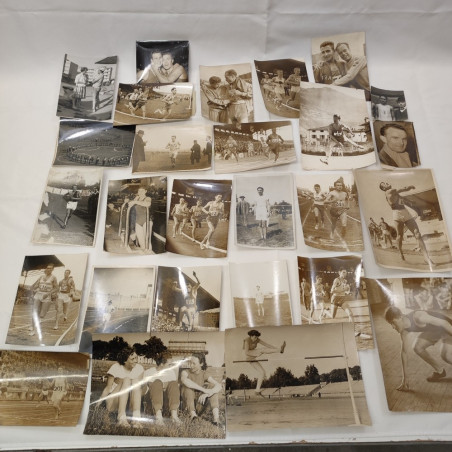 Lotto di 25 foto di sportivi, atletica e nuoto, anni '50-'60 con annotazioni