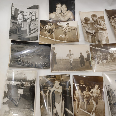 Lotto di 25 foto di sportivi, atletica e nuoto, anni '50-'60 con annotazioni