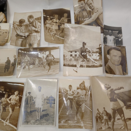 Lotto di 25 foto di sportivi, atletica e nuoto, anni '50-'60 con annotazioni