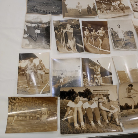 Lotto di 25 foto di sportivi, atletica e nuoto, anni '50-'60 con annotazioni