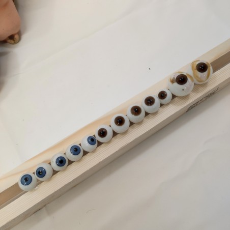 Lotto di 15 teste di bambole e scatola di occhi e gambe per bambole. Segni
