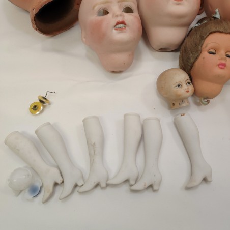 Lotto di 15 teste di bambole e scatola di occhi e gambe per bambole. Segni