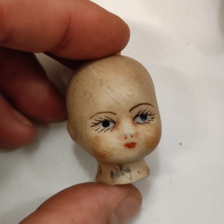 Lotto di 15 teste di bambole e scatola di occhi e gambe per bambole. Segni