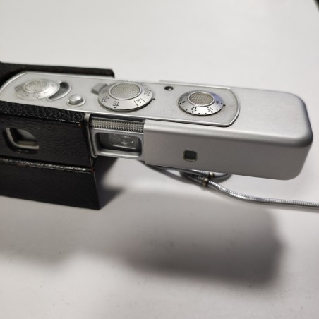 Fotocamera miniaturizzata Minox in fodero con catenella. Buono