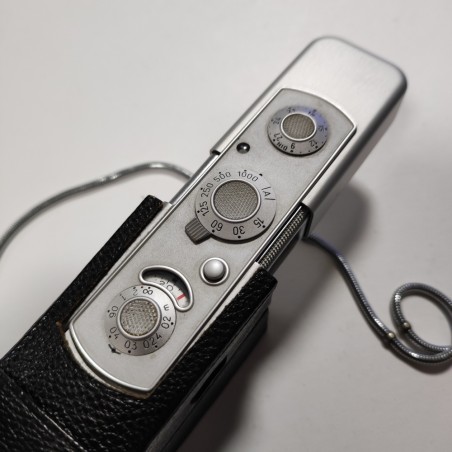 Fotocamera miniaturizzata Minox in fodero con catenella. Buono