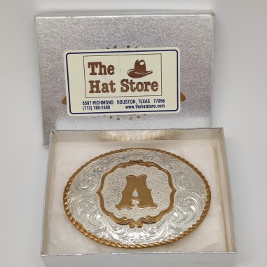 The Hat Store fibbia ovale in metallo con lettera A dorata