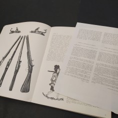 Libro Una rassegna di 162 armi antiche ed oggetti attinenti – A review of 162 an 2
