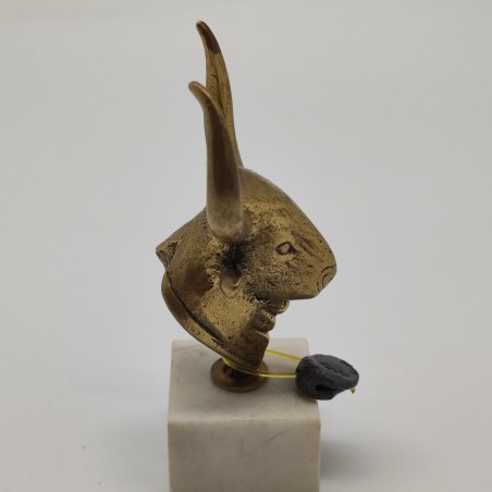 Piccola testa di toro in ottone minotauro h. 9 cm su base in marmo
