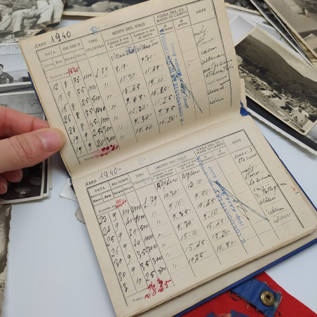Lotto di 92 foto di aviazione più spilla, foulard Libia e libretto di volo, 1940