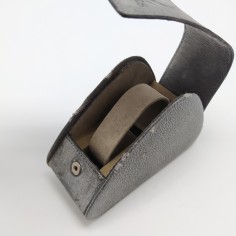 Cofanetto triangolare per orologi Longines, chiusura a clip. Forti sbucciature 2