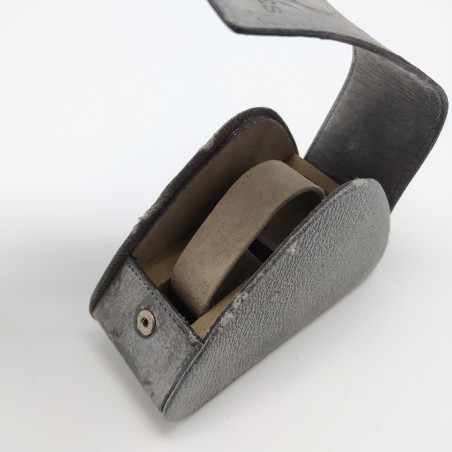 Cofanetto triangolare per orologi Longines, chiusura a clip. Forti sbucciature