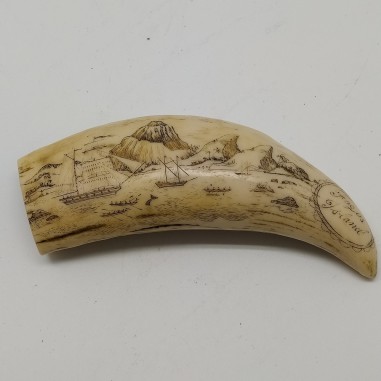 Dente di capodoglio inciso, scene di caccia alla balena. Buono