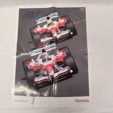 Poster delle auto di Formula 1 con autografi Trulli e Ralf Schumacher. Pieghe