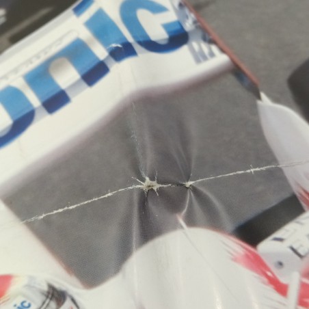 Poster delle auto di Formula 1 con autografi Trulli e Ralf Schumacher. Pieghe